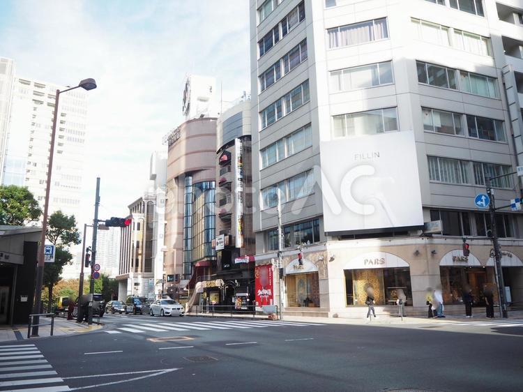 東京ミッドタウン前交差点（東京・港区） 東京ミッドタウン前交差点,国道319号線,六本木駅周辺の写真素材