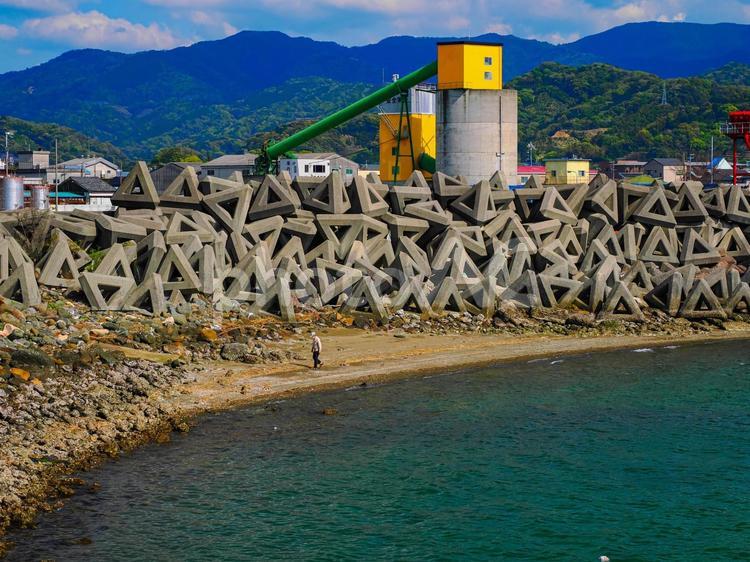 積み上げられた三角のテトラ テトラポット,消波ブロック,海岸の写真素材