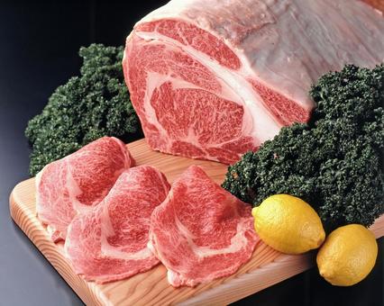 最高級の牛ブロック肉 最高級の牛ブロック肉 サーロイン,ブロック肉,肉塊の写真素材
