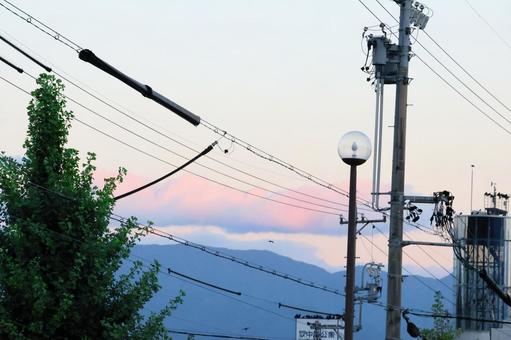 ピンク色の雲と電線 ピンク色の雲と電線 雲,夕方,空の写真素材