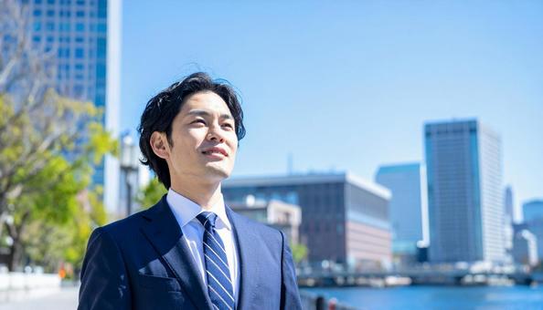 青空の下の男性ビジネスマン 青空の下の男性ビジネスマンの写真