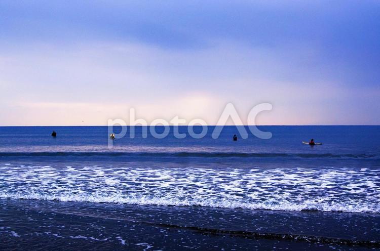 波とサーファー 湘南,鵠沼海岸,海の写真素材