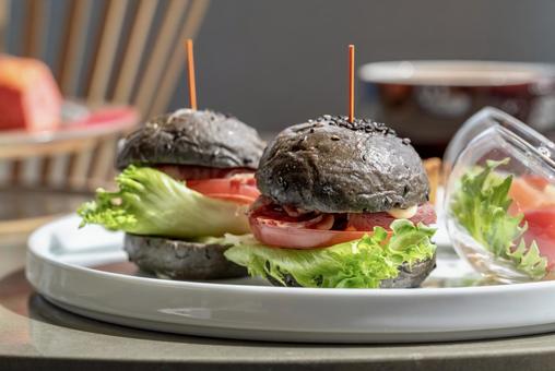 黒いハンバーガー・おしゃれなグルメ撮影 ハンバーガー,黒バーガー,肉の写真素材