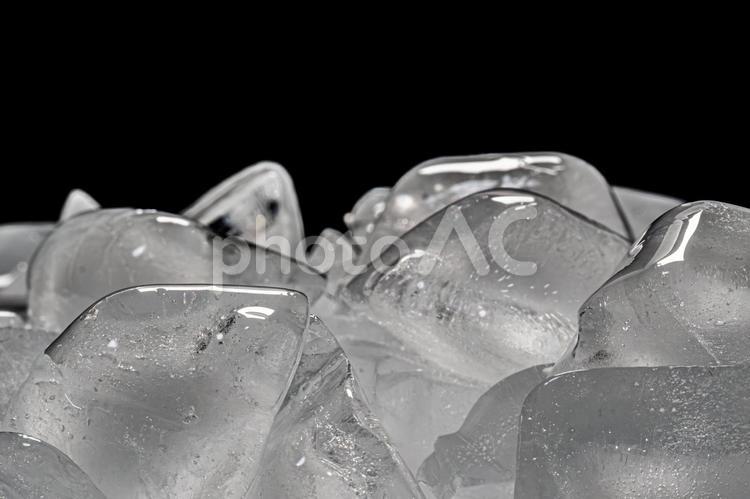 黒背景の製氷機の氷 氷,アイスブロック,ブロックアイスの写真素材
