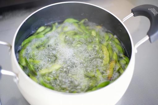 沸騰したお湯と枝豆横から 沸騰したお湯と枝豆横から 夏野菜,枝豆,豆の写真素材