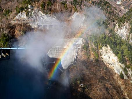 黒部ダムの観光放水による虹 黒部ダム,立山,山の写真素材