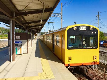 三岐鉄道北勢線の阿下喜駅に停車中の電車 ナローゲージ,鉄道,鉄道風景の写真素材