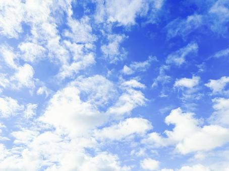青い空と動く雲 青い空と動く雲の写真