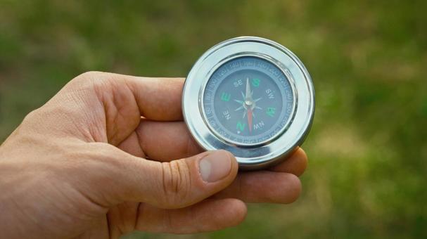 コンパスを持つ手 コンパス,持つ,顔なしの写真素材