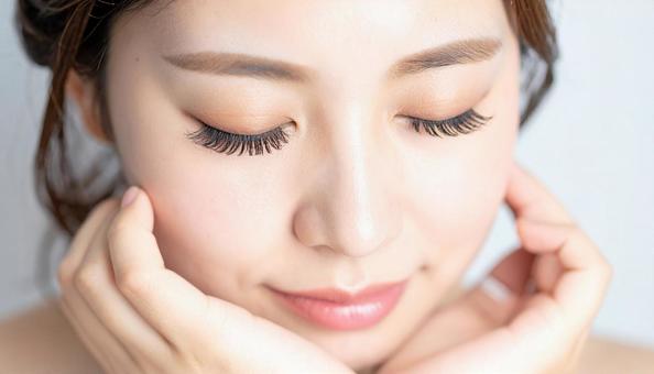 目を閉じてマツエクしたまつげが目立つ女性 目を閉じてマツエクしたまつげが目立つ女性の写真