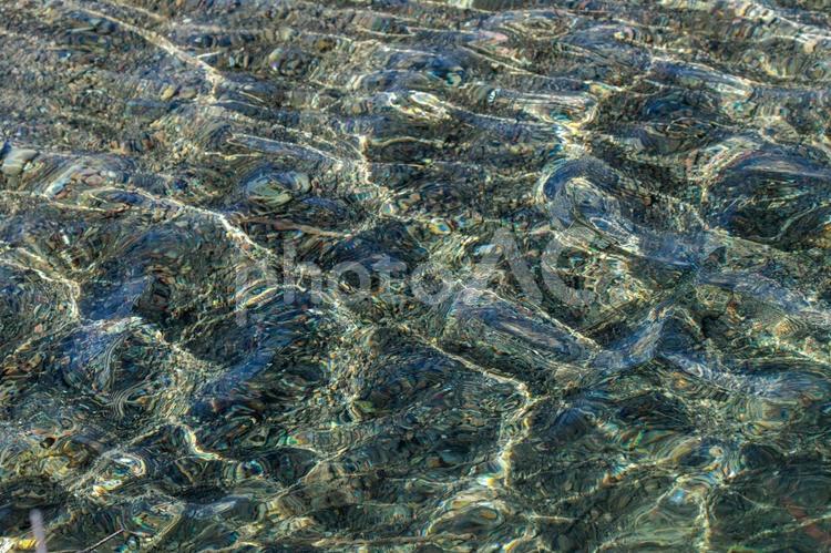 澄み切った川の光る波紋 水,波,水面の写真素材