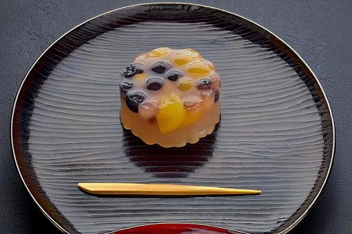 お盆にのせた和菓子(夏) お盆にのせた和菓子(夏)の写真
