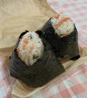 鮭菜おにぎりでお弁当? 鮭菜おにぎりでお弁当?の写真
