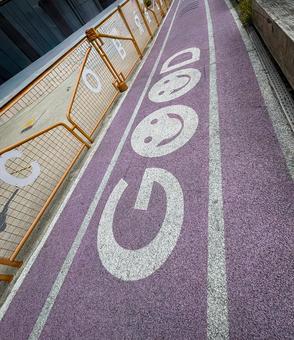 紫の道路に描かれたスマイルマークの模様 紫の道路に描かれたスマイルマークの模様 道路,紫,スマイルの写真素材