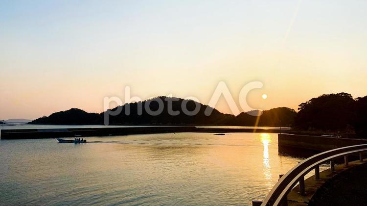 佐世保の夕焼けに染まる海岸風景 佐世保,夕焼け,海岸の写真素材