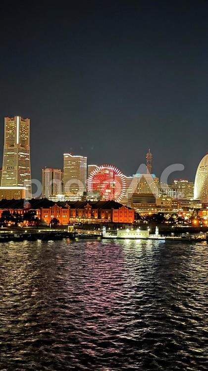 横浜の輝き：赤レンガ倉庫とナイトビュー 横浜の夜景,赤レンガ倉庫,みなとみらいの写真素材