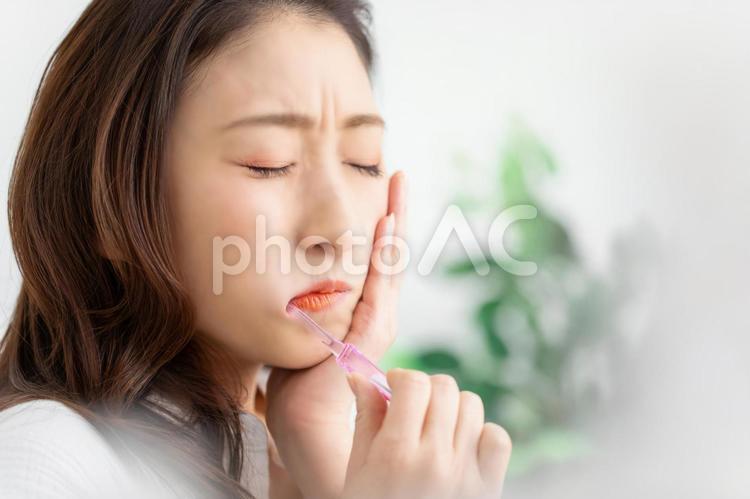 歯磨きする女性 虫歯,痛い,歯周病の写真素材