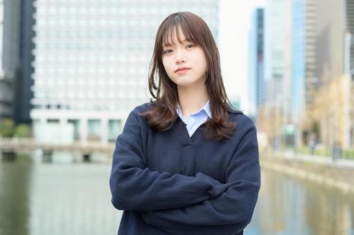 カメラ目線で腕を組む女子高生 カメラ目線で腕を組む女子高生 カメラ目線,高校生,中学生の写真素材