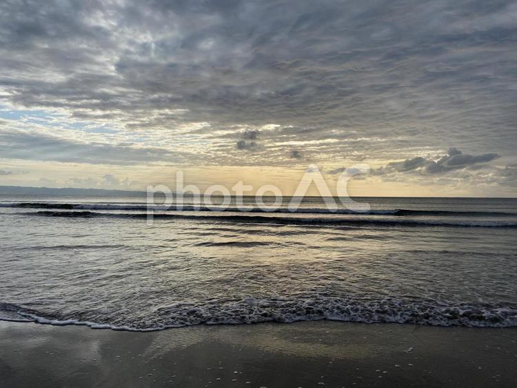 夕暮れ時の海 海,波,海岸の写真素材