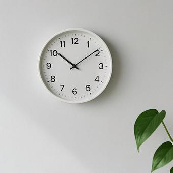 白壁の丸時計 白壁の丸時計の写真