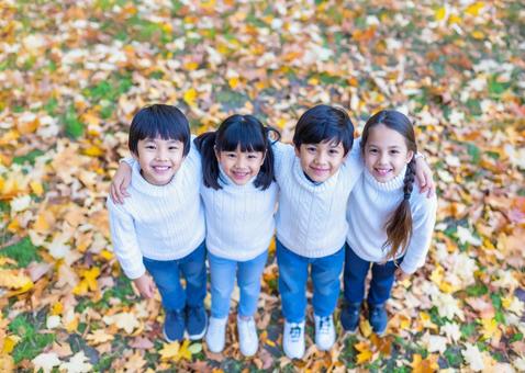 肩を組んで上を見上げる子供たち 肩を組んで上を見上げる子供たちの写真