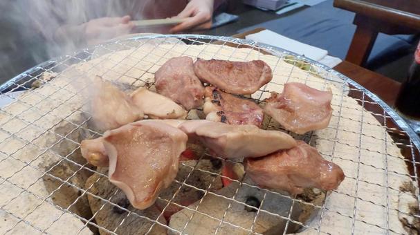 ホルモン焼肉屋で七輪炭焼き ホルモン焼肉屋で七輪炭焼き 焼肉,カルビ,七輪の写真素材