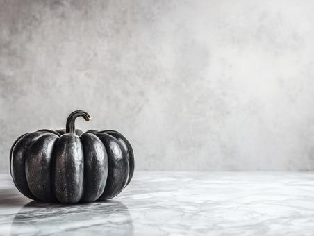 黒かぼちゃと大理石背景/ハロウイーン 黒かぼちゃと大理石背景/ハロウイーンの写真