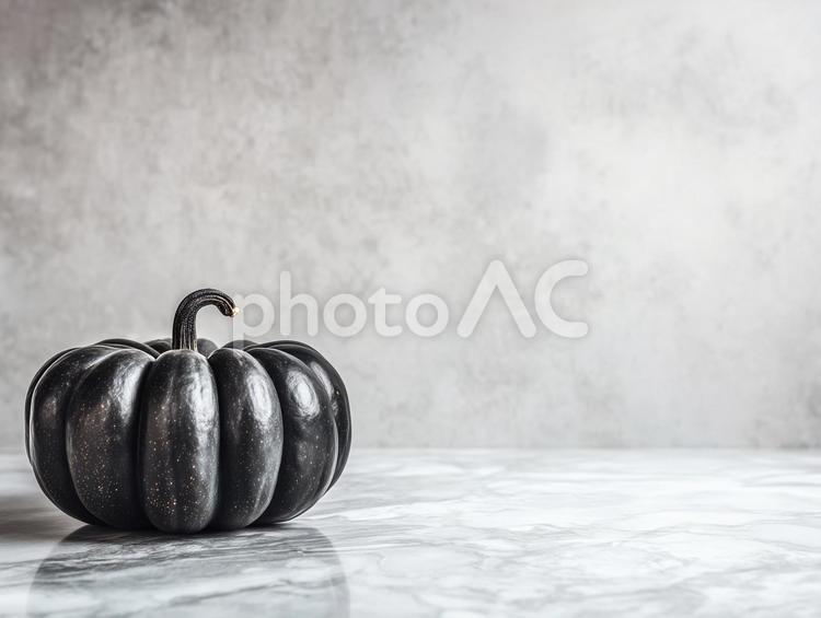 黒かぼちゃと大理石背景/ハロウイーン かぼちゃ,白,黒の写真素材