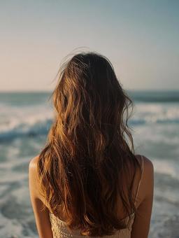 癒やしの時間:海辺に佇む女性の後ろ姿 癒やしの時間:海辺に佇む女性の後ろ姿の写真
