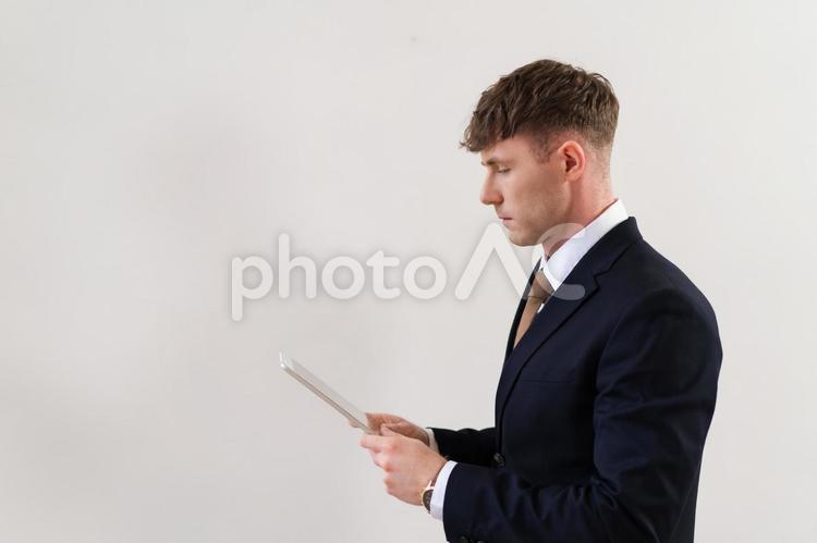 タブレットを持つ横向き男性 男性,ビジネス,タブレットの写真素材