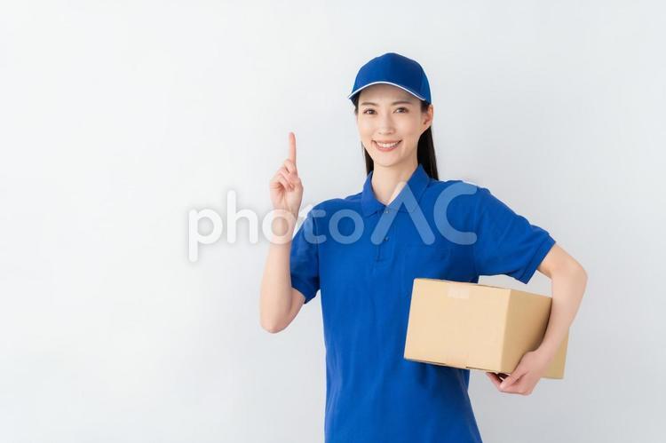 白バックの宅配便の若い女性 宅急便,宅配,配達の写真素材