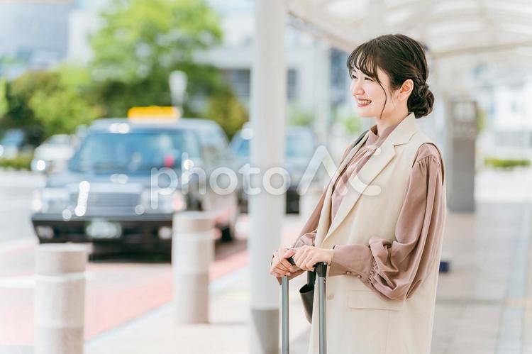 駅でタクシー・バスを待つビジネスウーマン 出張,転勤,ビジネスウーマンの写真素材