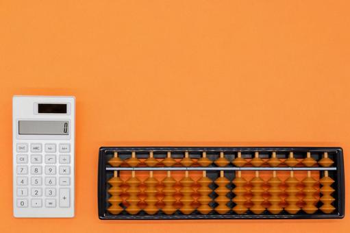 電卓とそろばん：計算ツールとビジネス そろばん,電卓,計算の写真素材
