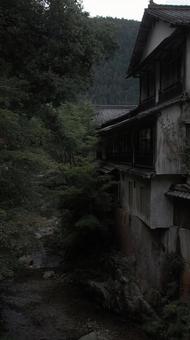 出るって？！肝試しに来た山奥の廃旅館 廃屋,廃墟,ホラーの写真素材