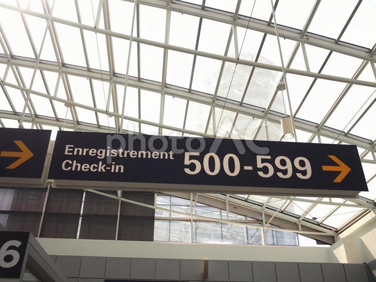 空港の案内看板（チェックイン） モントリオール国際空港,空港,案内の写真素材