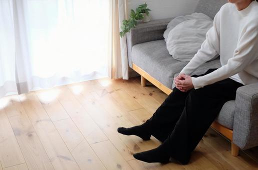 ソファーでくつろぐ40代女性の写真