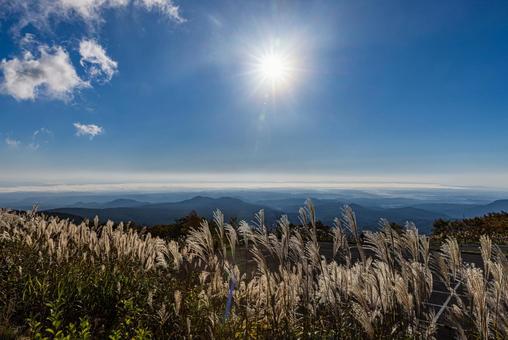 栗駒山　ススキのある風景 山,秋,ススキの写真素材