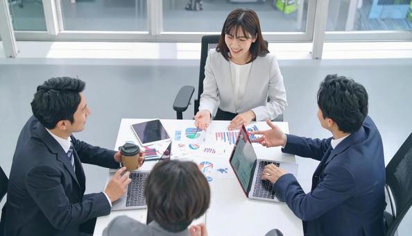 テーブルを囲んで会議するビジネスパーソン テーブルを囲んで会議するビジネスパーソンの写真
