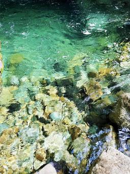 透き通る水面 透き通る,水面,渓流の写真素材