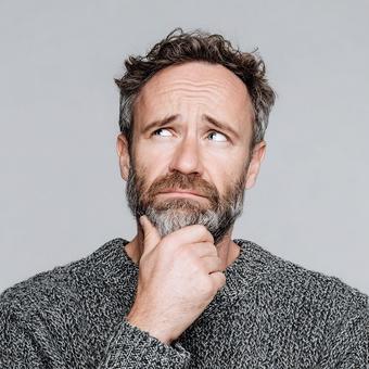 熟考しているような、困惑した表情の男性 熟考しているような、困惑した表情の男性の写真