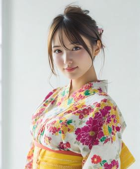 鮮やかな花柄の浴衣を着た笑顔の日本人女性 鮮やかな花柄の浴衣を着た笑顔の日本人女性の写真