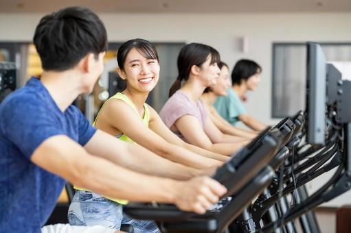 ジムでトレーニングする若い女性 ジム,女性,トレーニングの写真素材