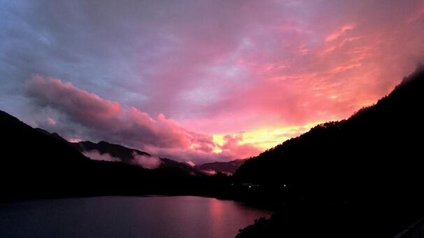 夕焼けと湖 夕焼けと湖の写真