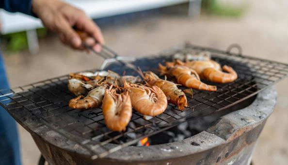炭火で焼く焼き海老 炭火で焼く焼き海老の写真