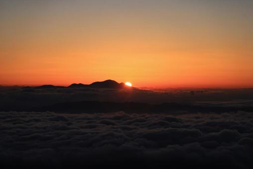 蝶ヶ岳から望む日の出と浅間山 蝶ヶ岳から望む日の出と浅間山の写真