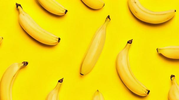 黄色い背景とたくさんのバナナの写真