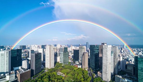 雨上がりの虹がかかる都市風景 雨上がりの虹がかかる都市風景の写真