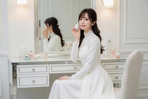 鏡台の前で微笑むドレスを着た女性 鏡台の前で微笑むドレスを着た女性の写真