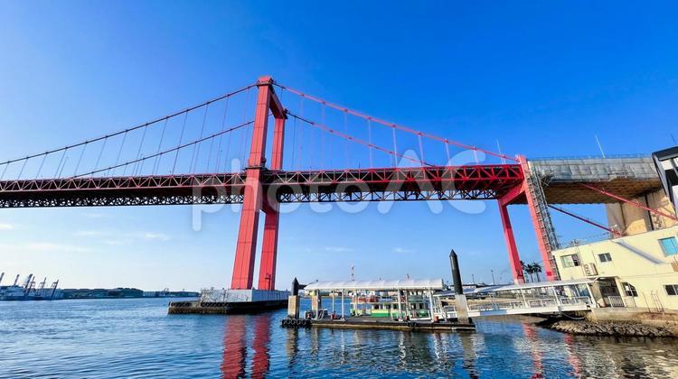赤く輝く若戸大橋の絶景 若戸大橋,橋,北九州市の写真素材