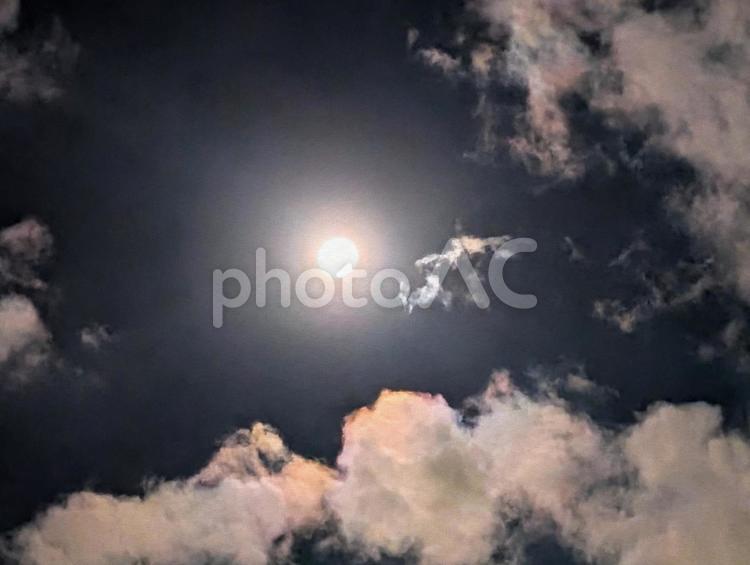 雲の間に白い月あかり　夜明け前の空　風景 月,雲,夜景の写真素材
